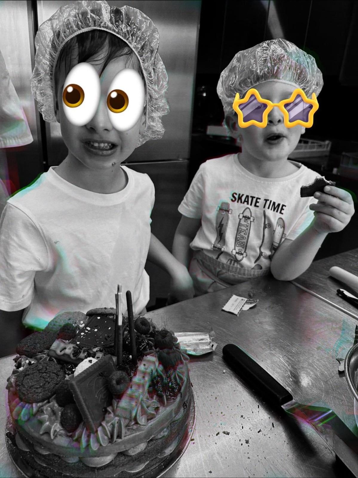 Enfant fier de présenter sa création gourmande