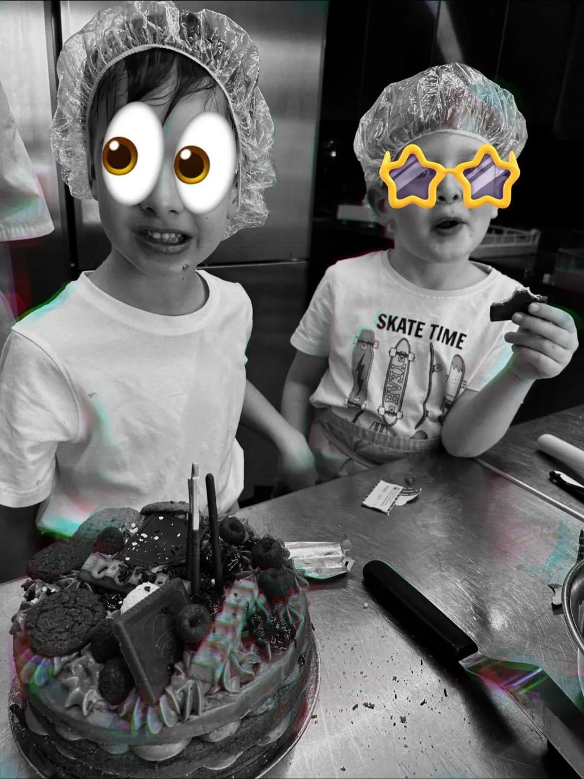 Enfant fier de présenter sa création gourmande