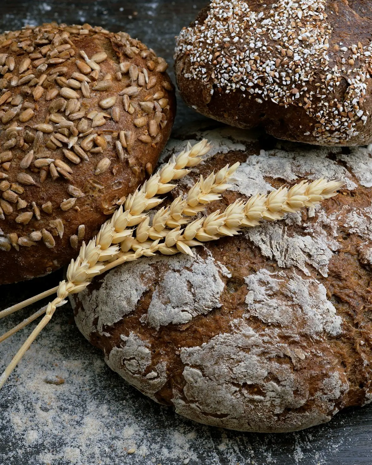 Pains artisanaux frais et épis de blé