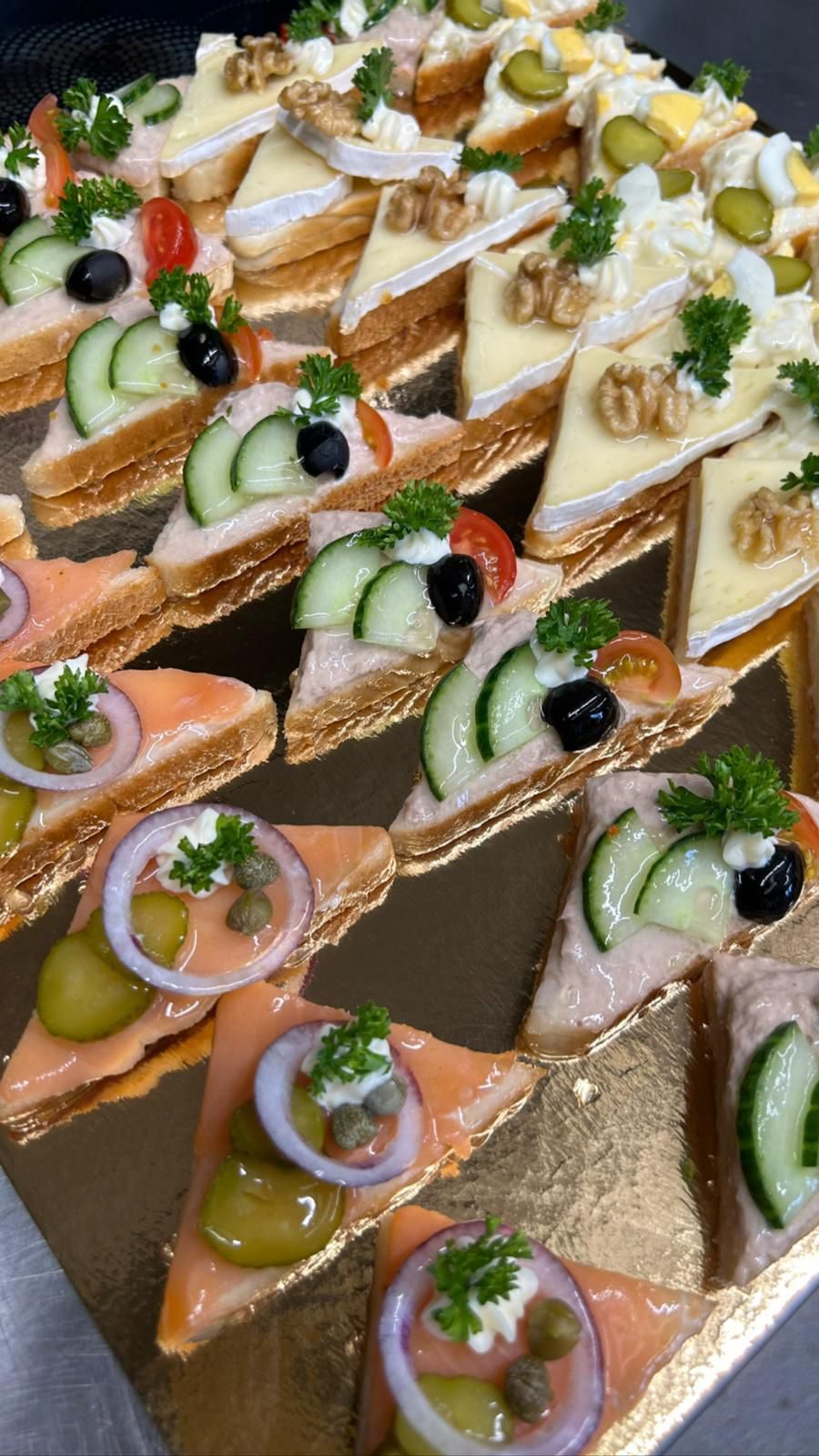 Canapés brie noix, saumon, cornichons