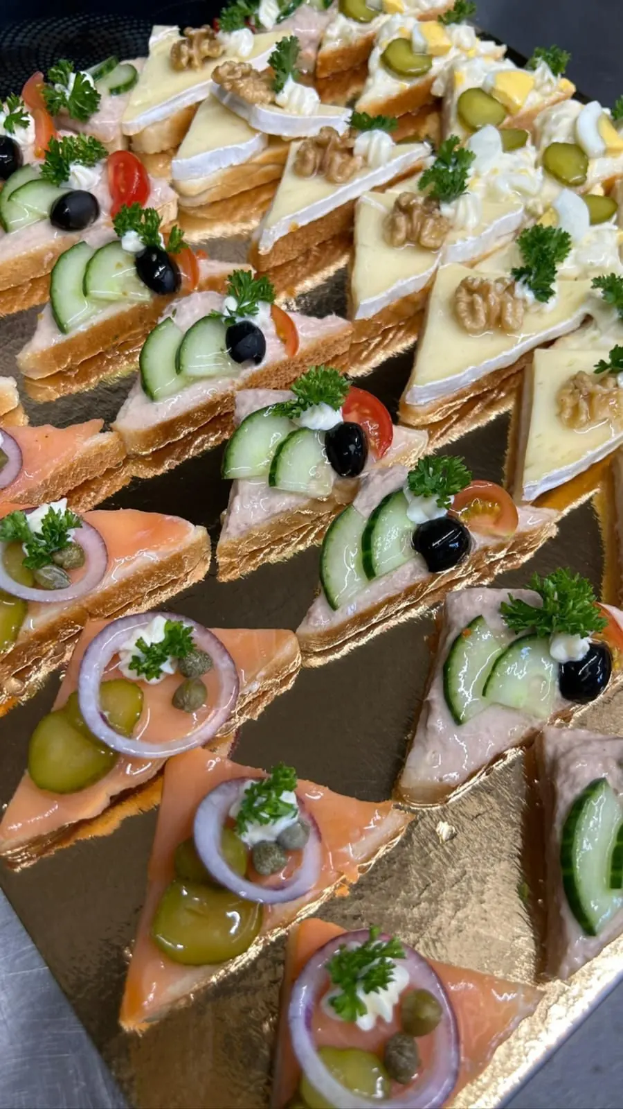 Canapés mit Brie und Nüssen, Lachs, Cornichons