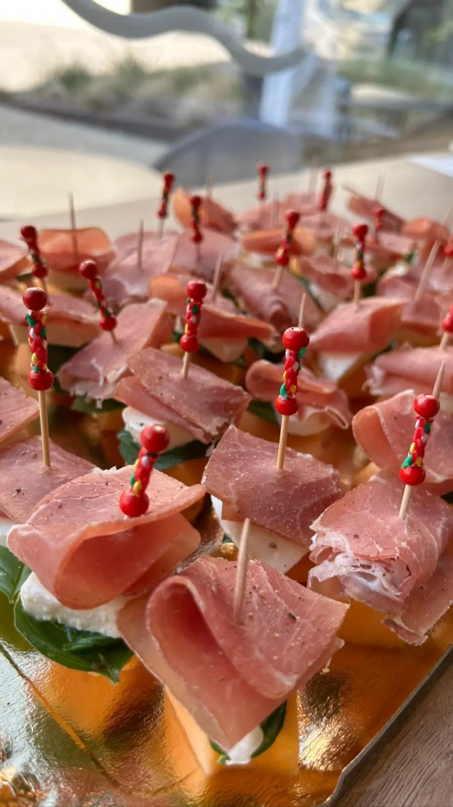 Spiesschen mit Mozzarella, Basilikum und Parmaschinken