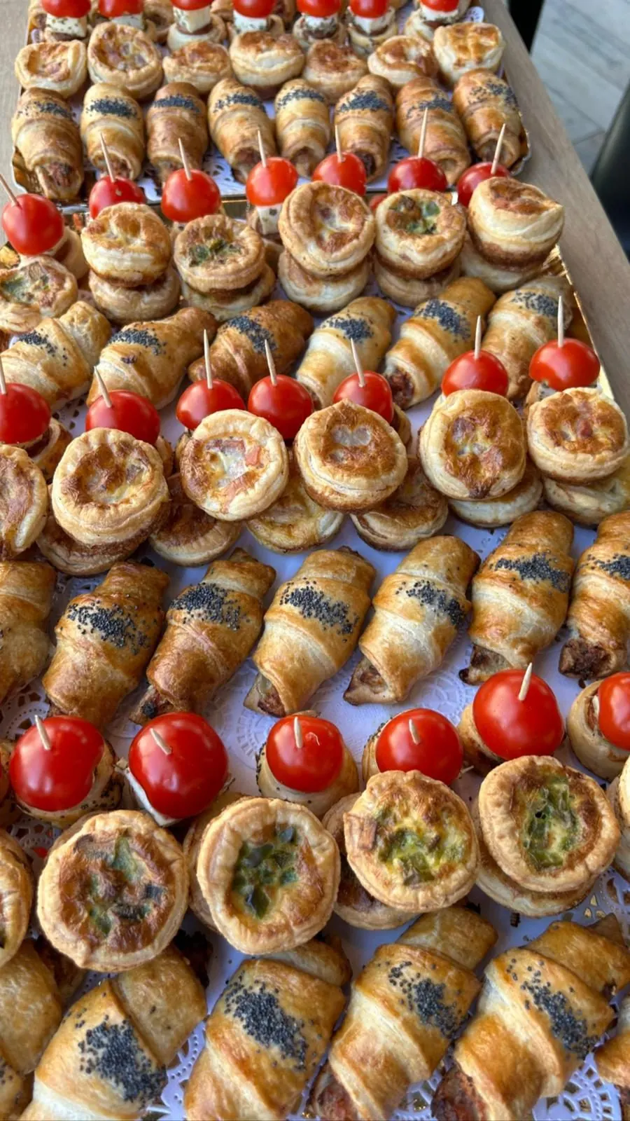 Blätterteig-Friands und Tomaten-Mini-Quiches