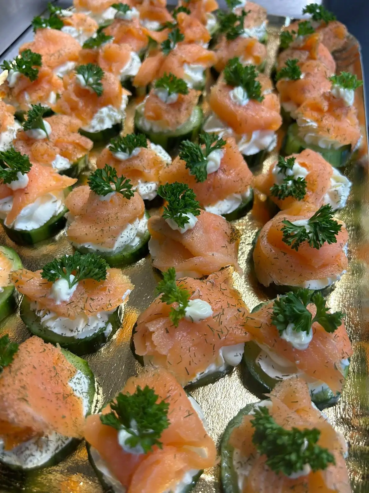 Gurken mit Räucherlachs, Crème und Dill
