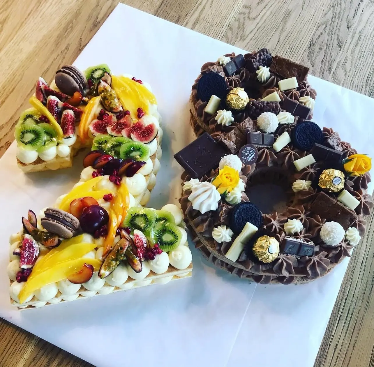 Number Cake zum 20. Geburtstag — halb Früchte, halb Schokolade