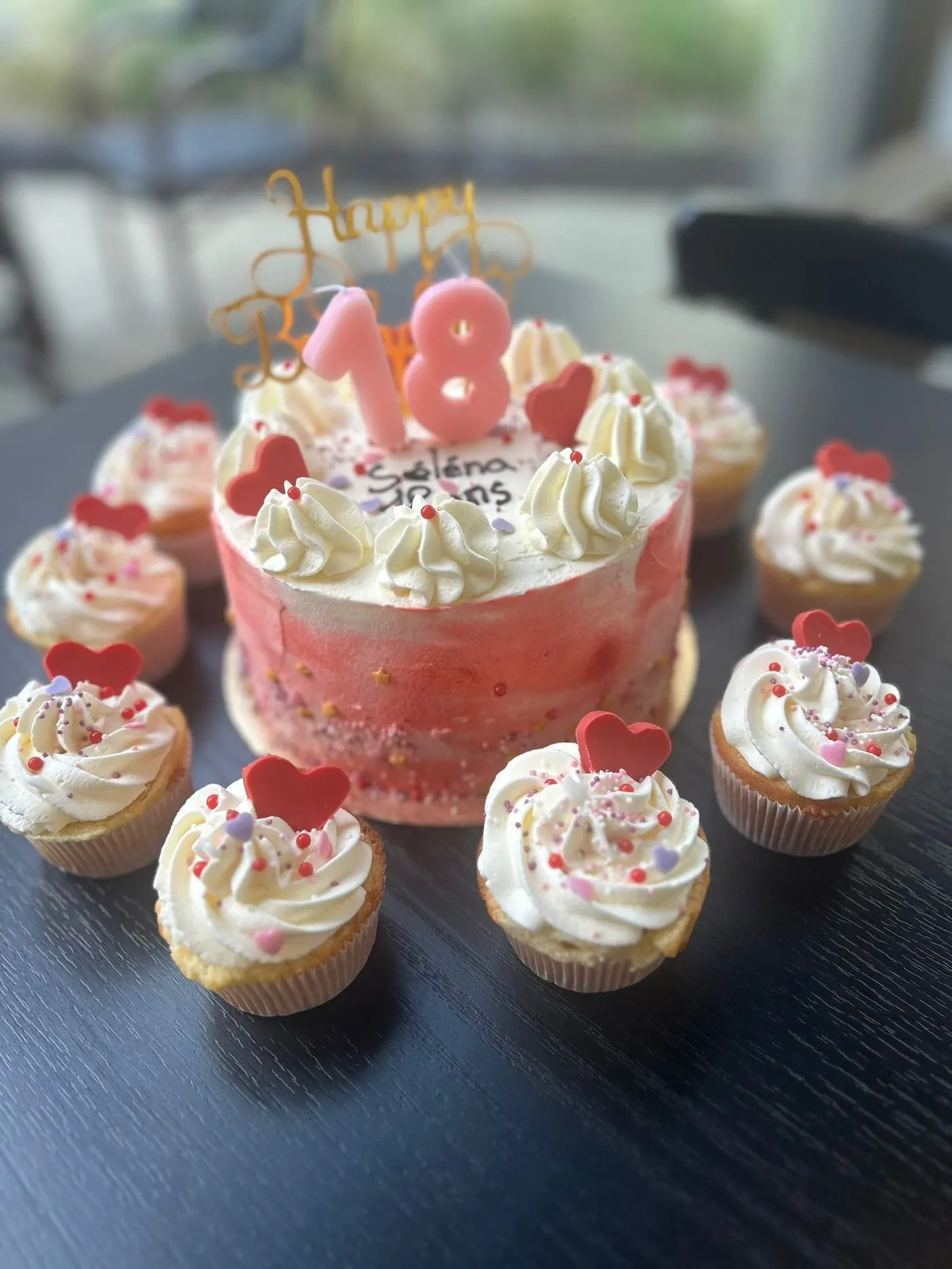Torte zum 18. Geburtstag in Pastellrosa mit passenden Cupcakes