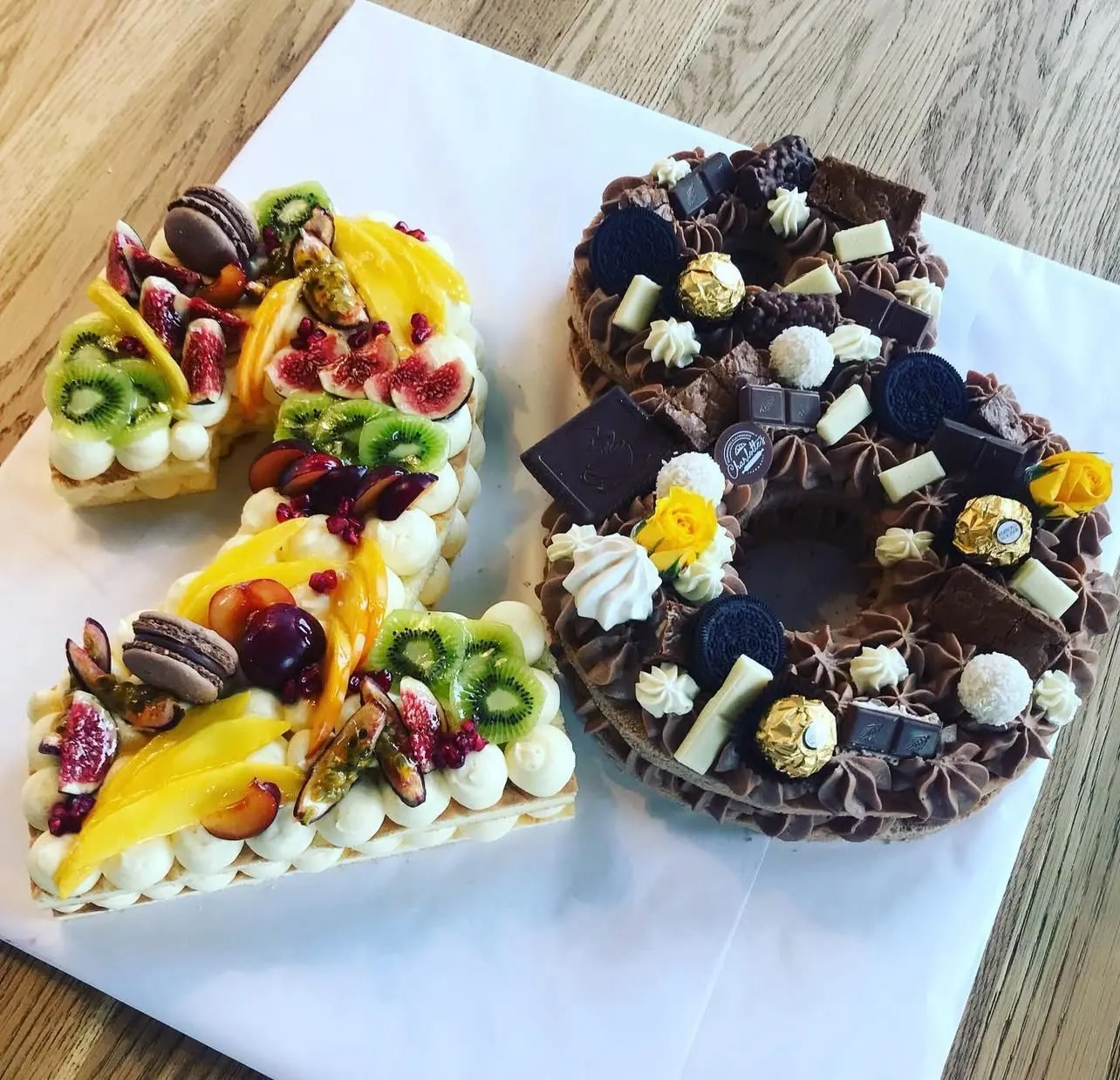Detail eines Number Cake mit Früchten und Pralinen