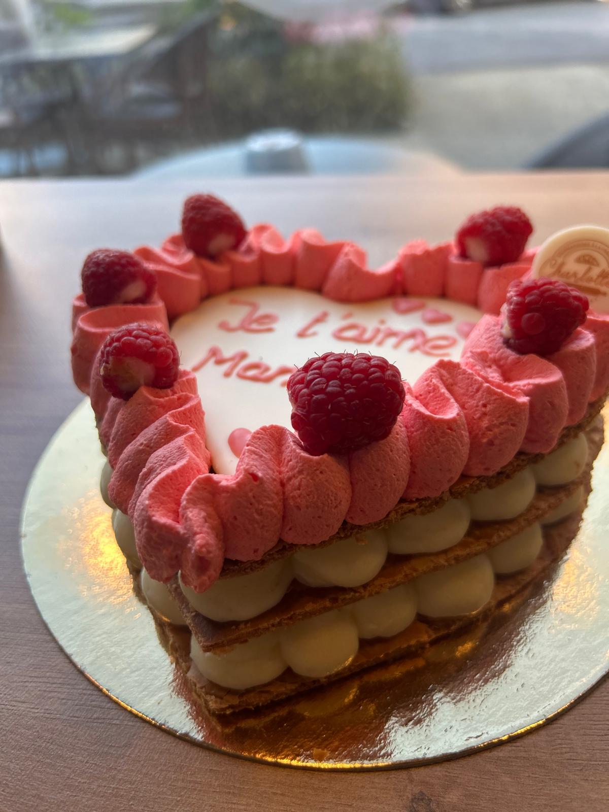 Cœur framboise + macarons, fruits frais et calligraphie chocolat