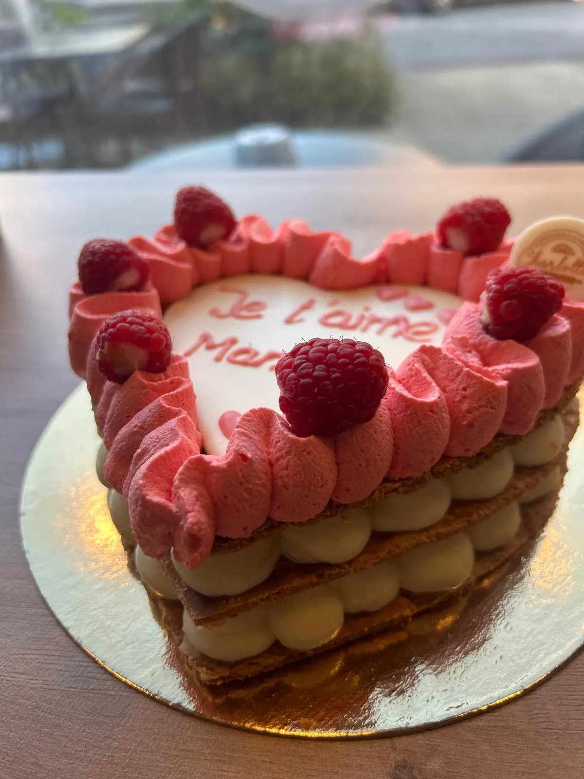 Himbeer-Herz + Macarons, frische Früchte und Schokoladen-Kalligrafie