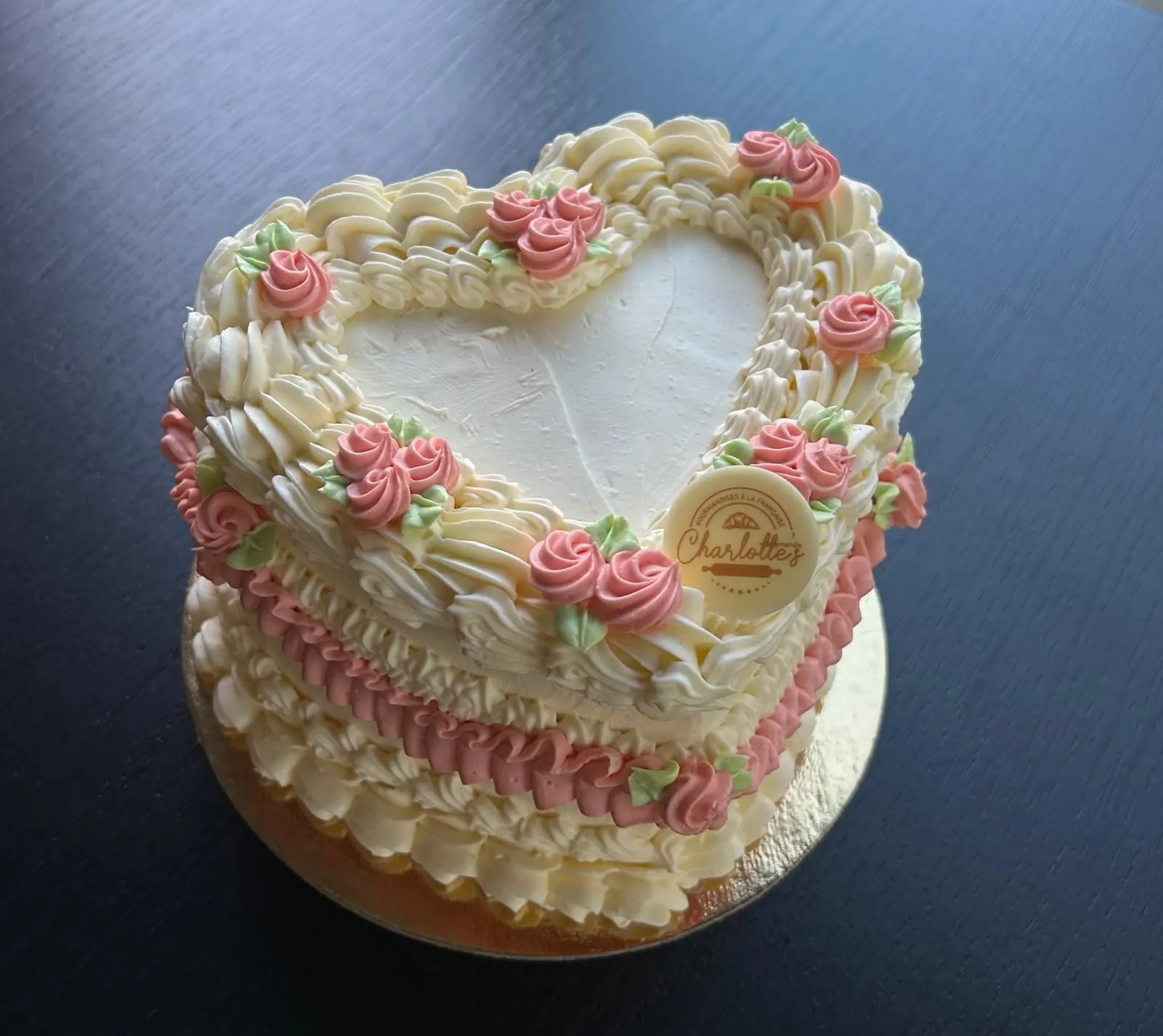 Gâteau cœur aux fraises et chantilly, décor sur mesure