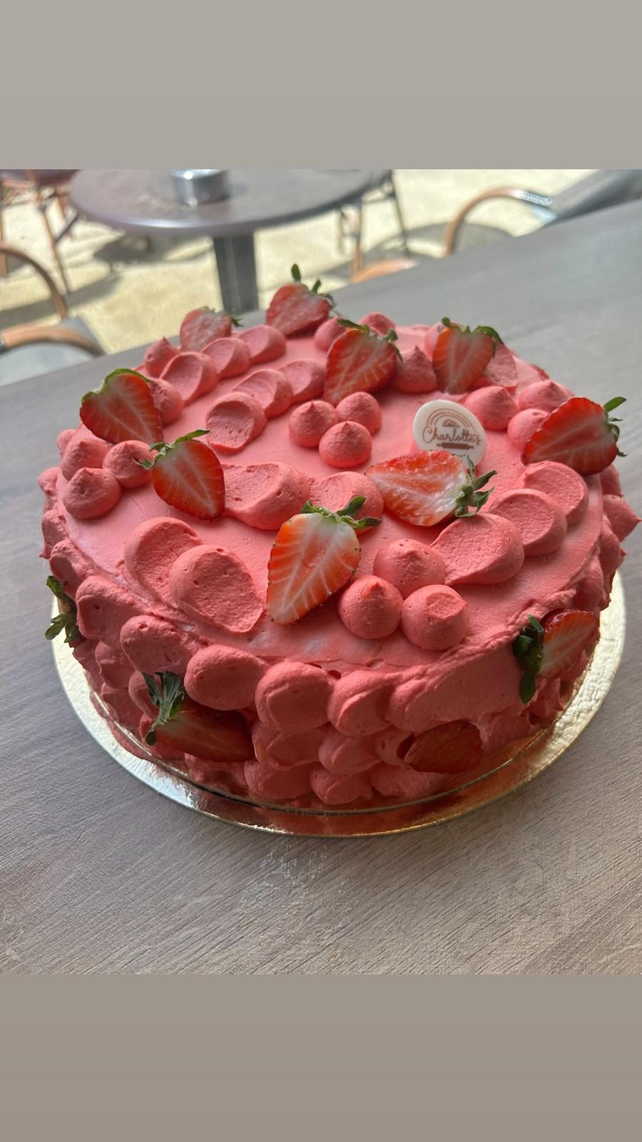 Gâteau aux fraises et rosaces de chantilly