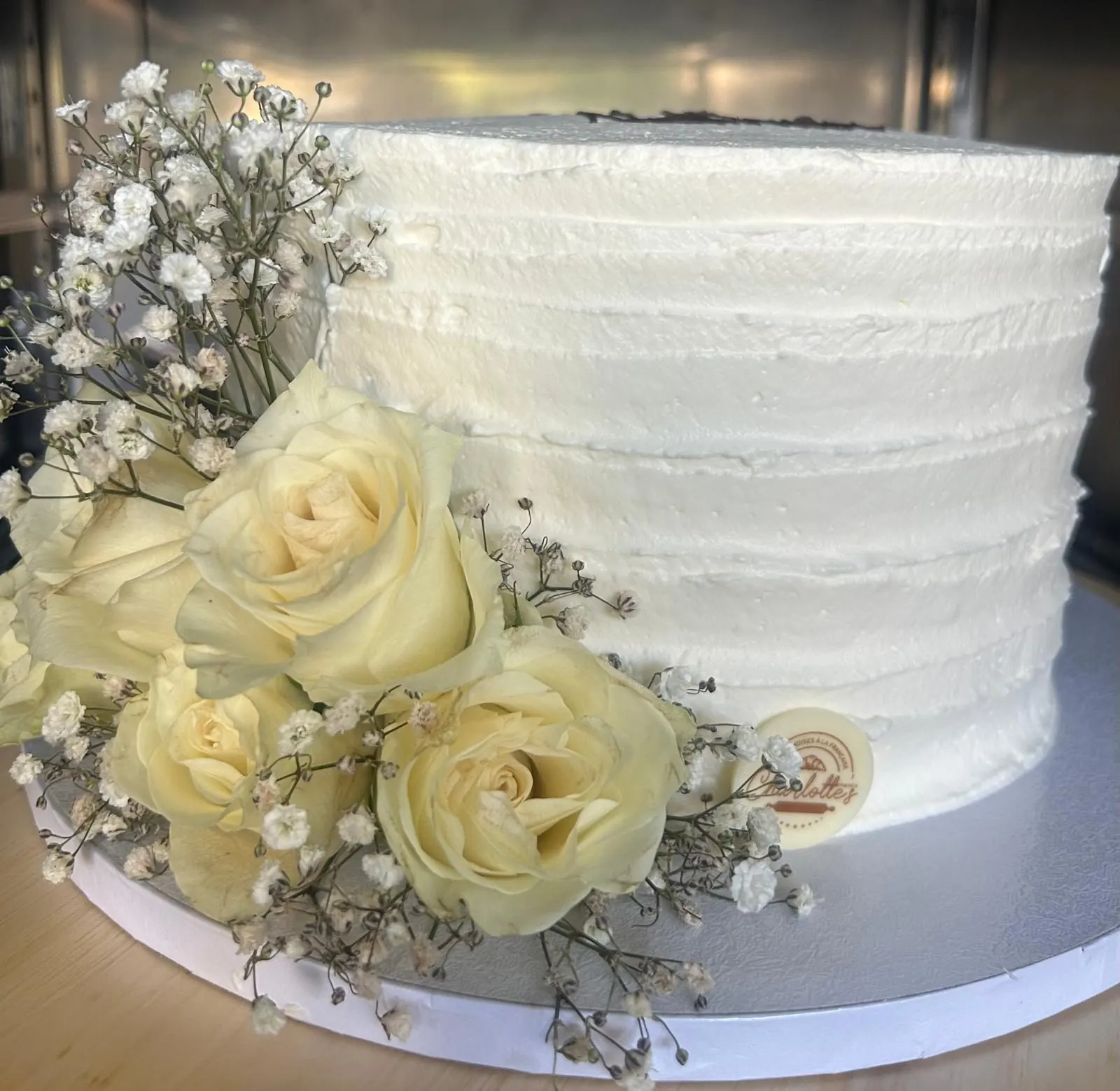Layer Cake mit Blumendekor, Vanillecreme