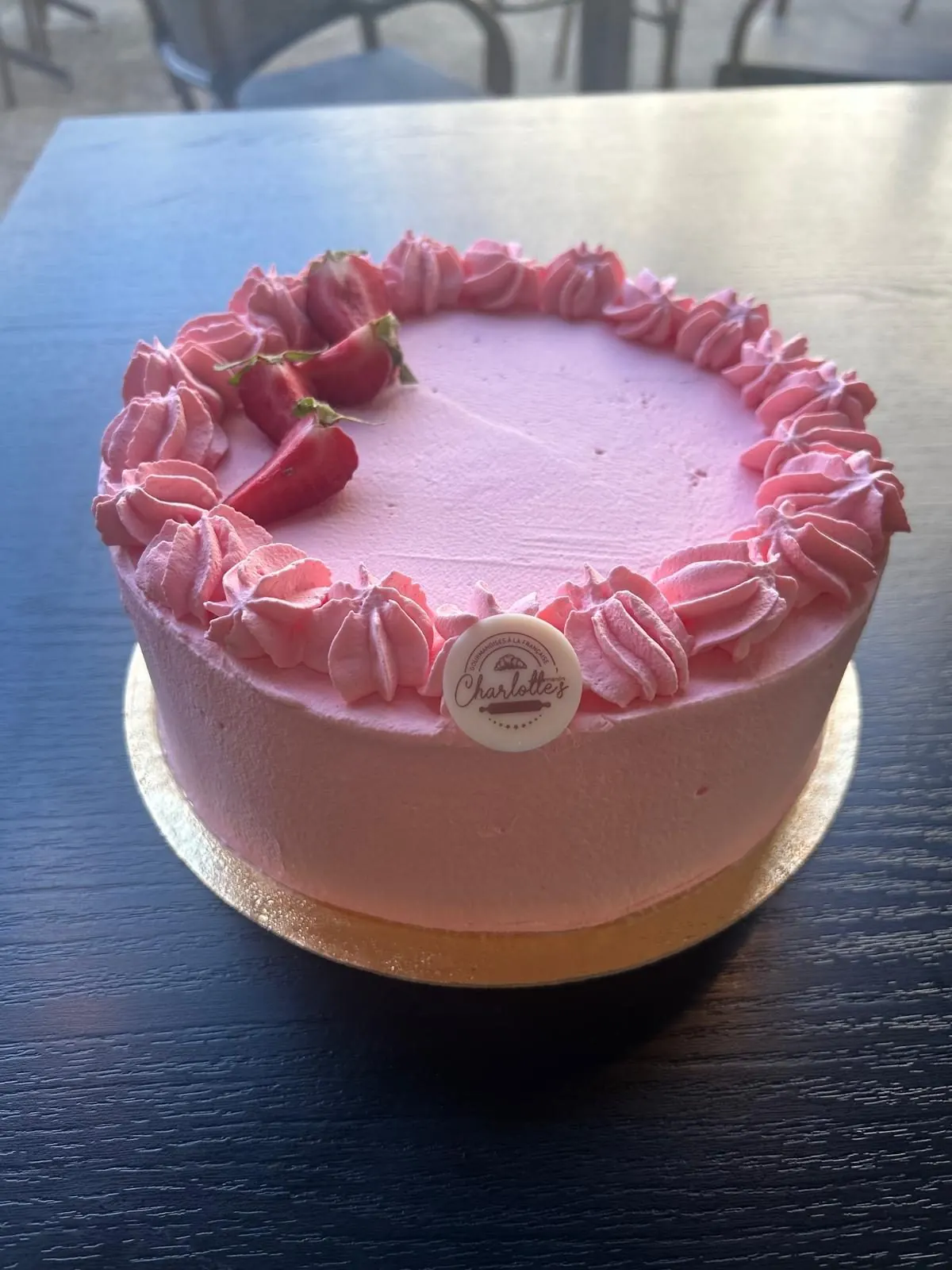 Layer Cake mit roten Früchten und Chantilly