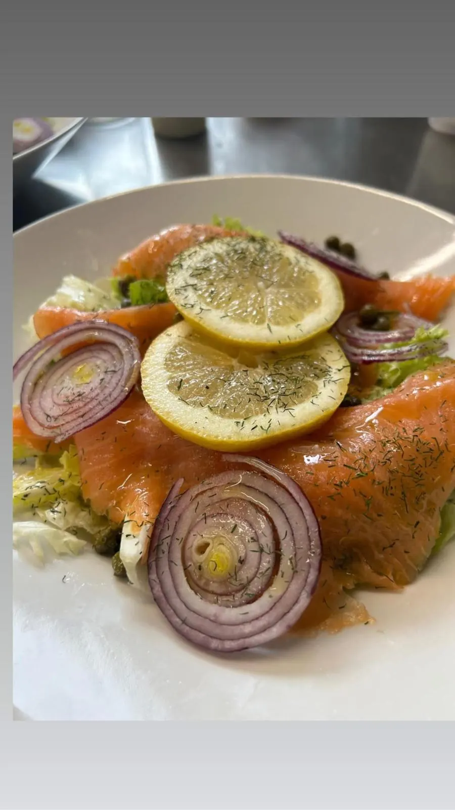 Saumon fumé mariné citron, câpres, oignons rouges