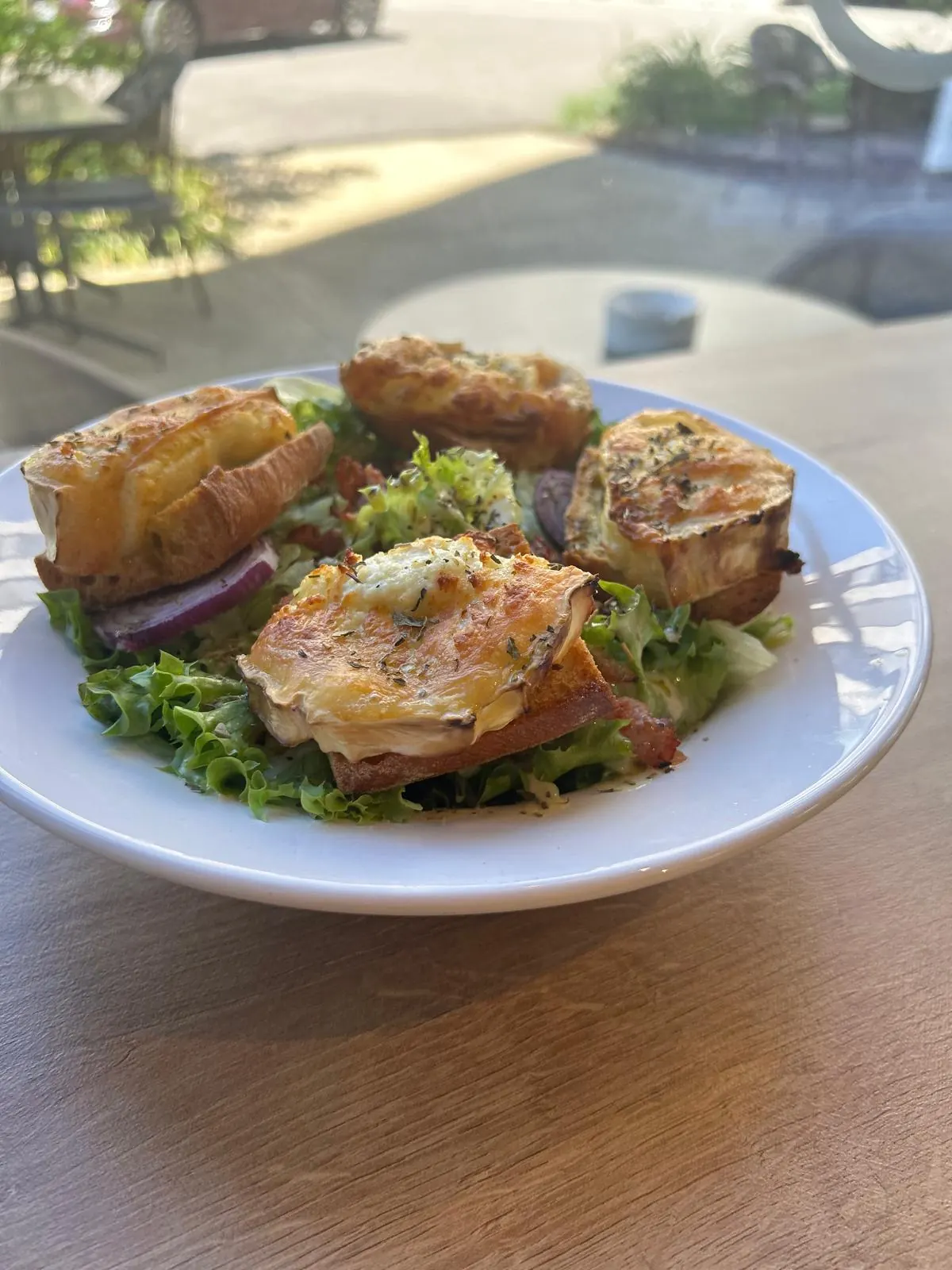 Salade composée chèvre chaud, croûtons et roquette