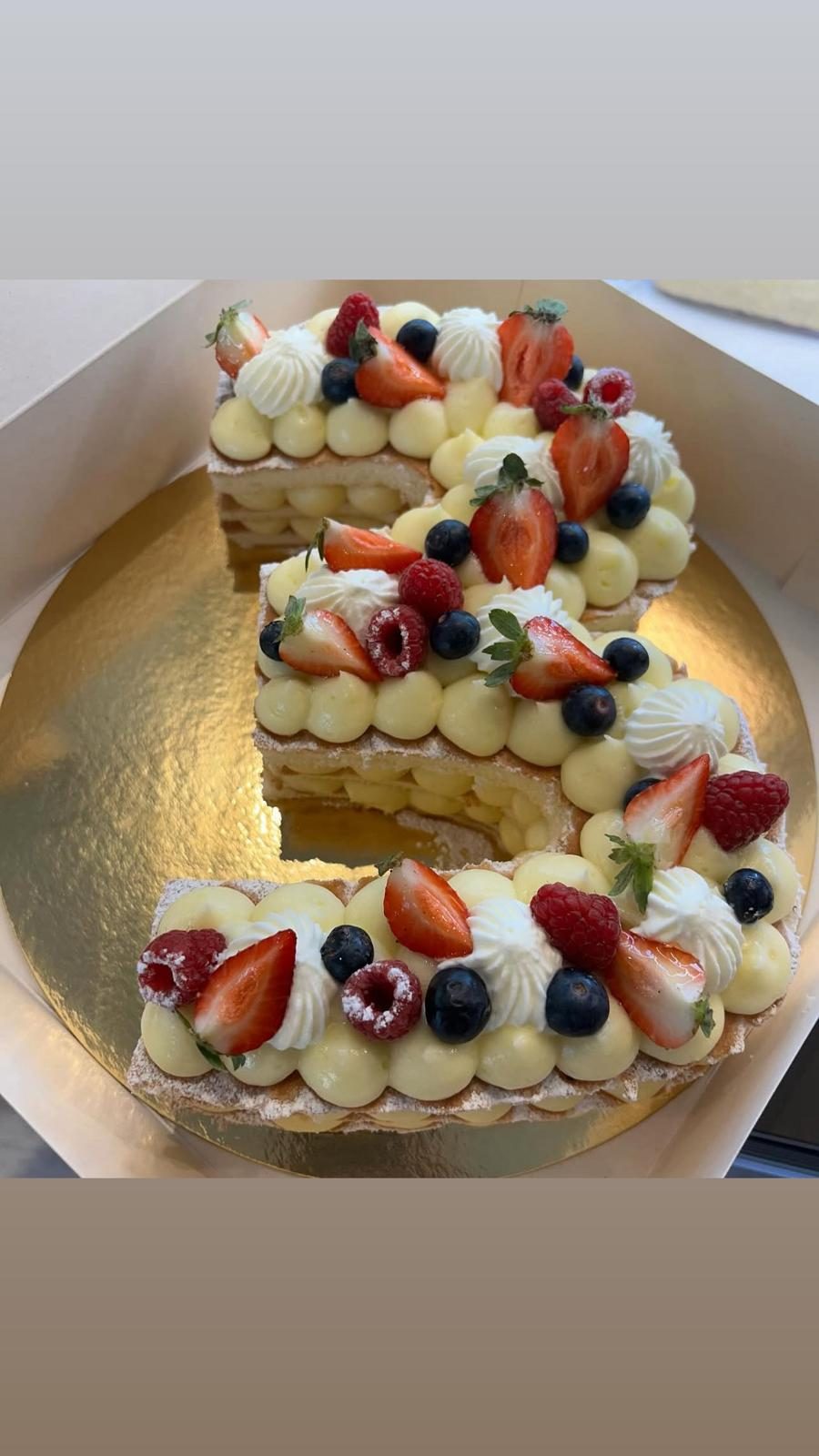 Number cake aux fraises et chantilly
