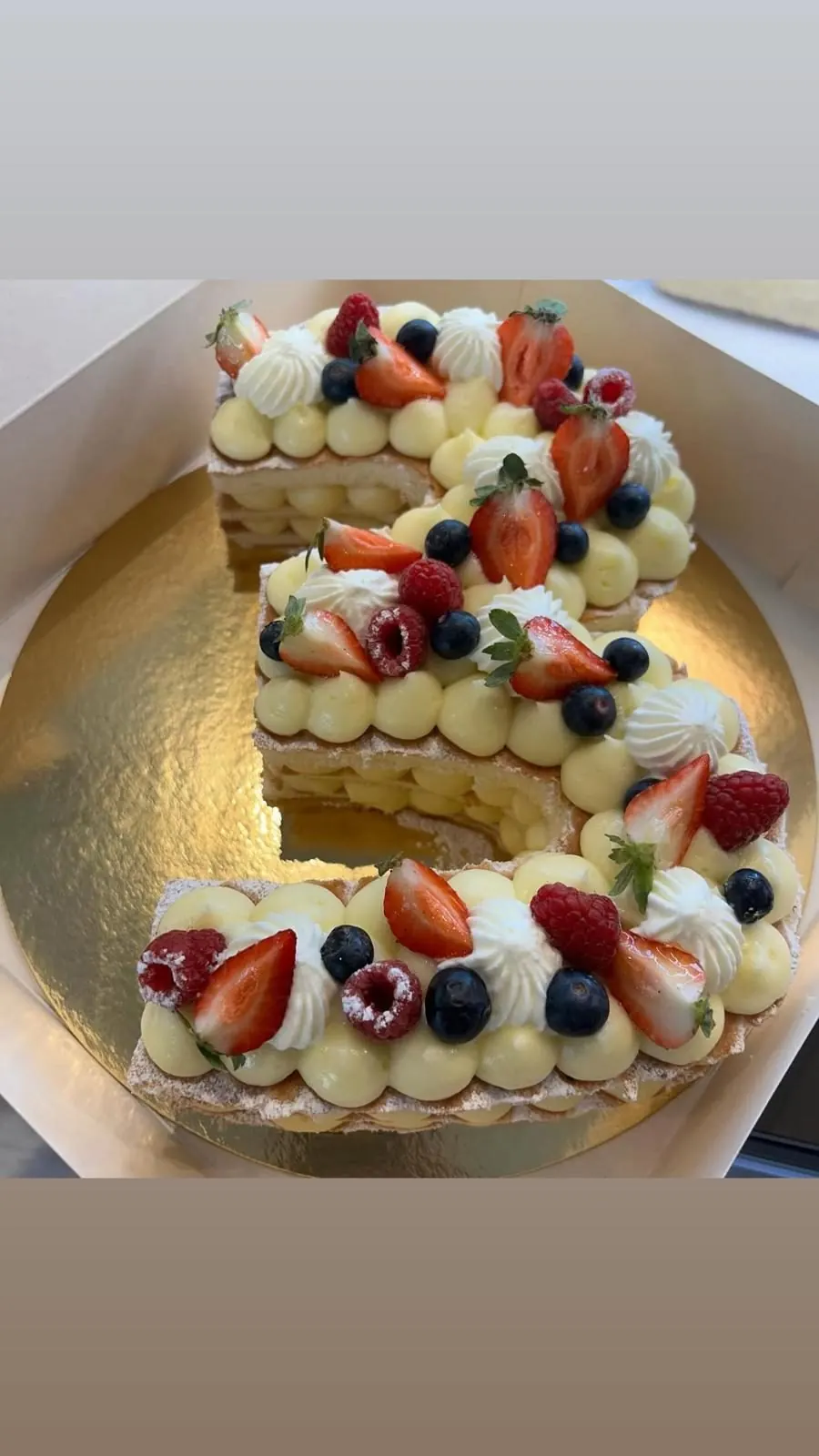 Number Cake mit Erdbeeren und Chantilly