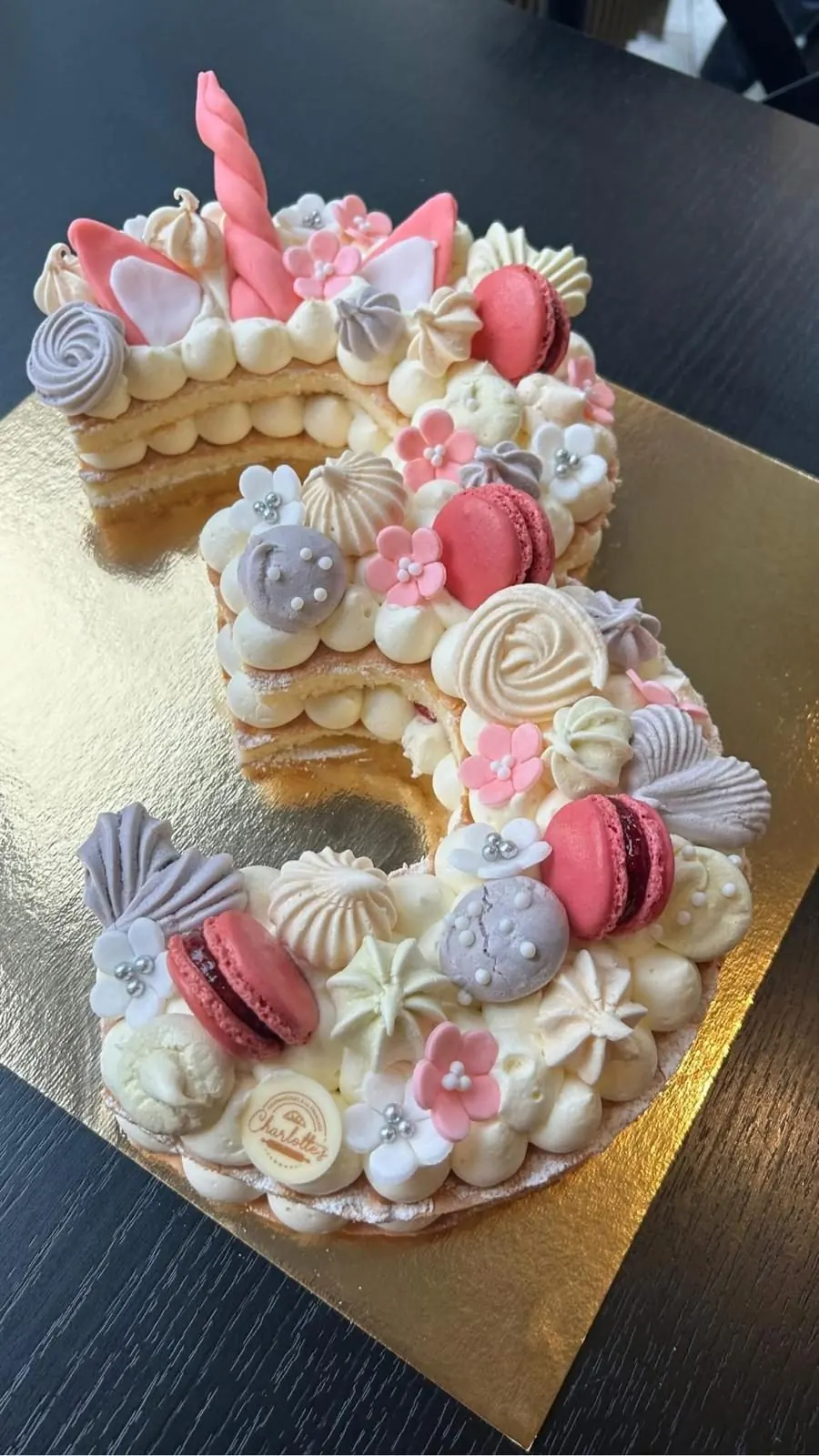Number Cake mit Macarons und frischen Früchten