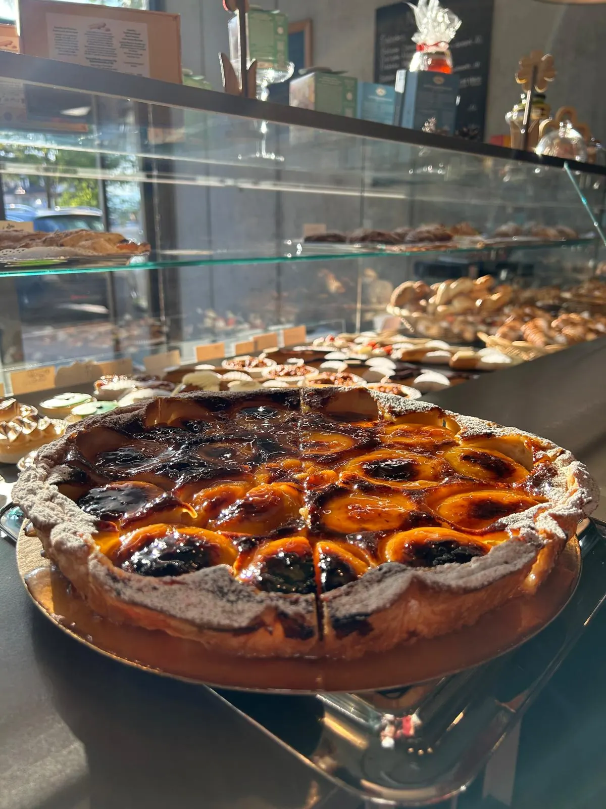 Pflaumenkuchen mit Puderzucker in der Vitrine