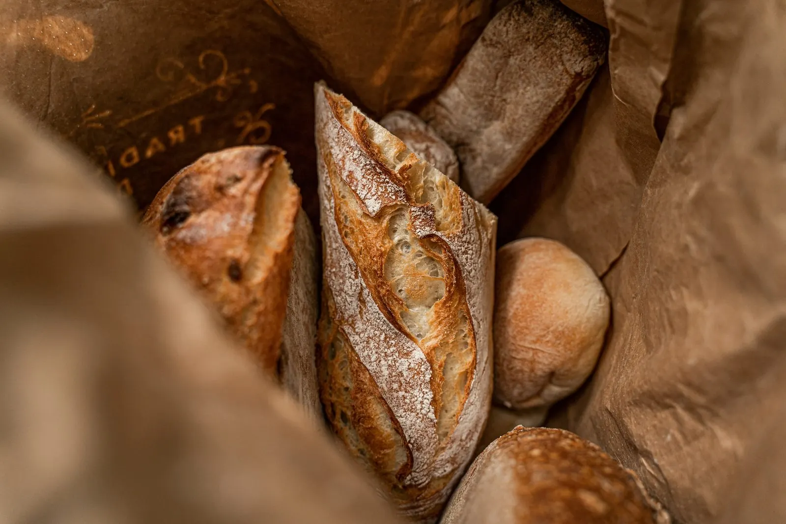 Pains tradition frais dans leur sac kraft Charlotte's